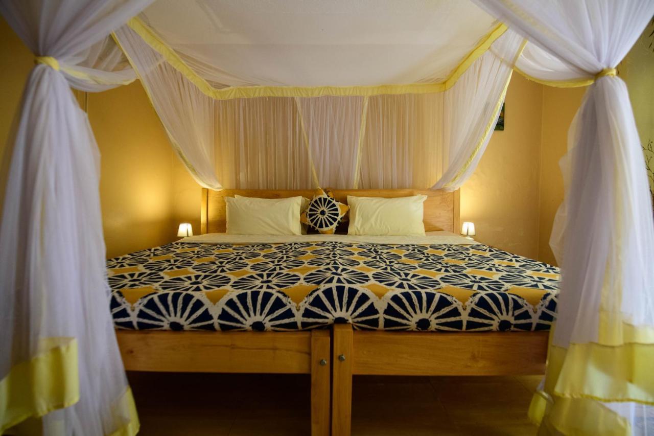 Cycad Entebbe Guest House ภายนอก รูปภาพ